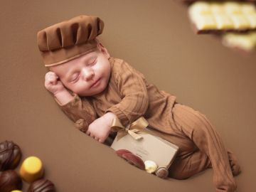 Bonjour à tous,

Un petit bonhomme dans une mise en scène chocolatier pour un clin d'œil au métier de ses parents... Tellement chou ! Je fonds... !😉🍫...