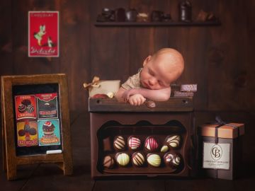 Bonjour à tous,

Un petit bonhomme dans une mise en scène chocolatier pour un clin d'œil au métier de ses parents... Tellement chou ! Je fonds... !😉🍫...