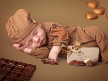 Bonjour à tous,

Un petit bonhomme dans une mise en scène chocolatier pour un clin d'œil au métier de ses parents... Tellement chou ! Je fonds... !😉🍫...