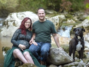 Coucou les amis,

 Un rayonnant couple avec leur fidèle compagnon à 4 pattes pour une série de photo au fil de l'eau, j'ai hâte de rencontrer le petit bébé...